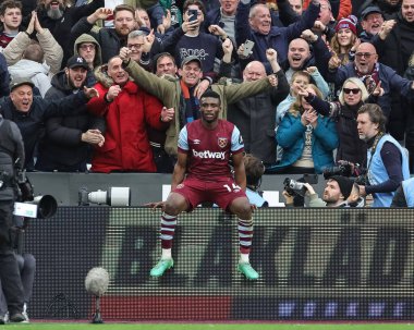 West Ham United takımından Mohammed Kudus, Premier League maçı West Ham United ile Manchester United maçında 23 Aralık 202 'de Londra' daki Londra Stadyumu 'nda 2-0' lık galibiyetini kutluyor.
