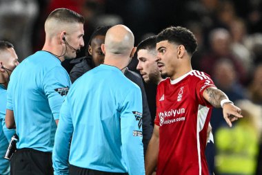 Nottingham Forest 'tan Morgan Gibbs-White, Nottingham City Ground, Nottingham, İngiltere' de oynanan Premier League maçı sonrasında hakem Robert Jones ile konuştu.