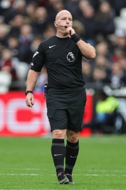 Hakem Simon Hooper Premier Lig maçı sırasında West Ham United, Manchester United 'a karşı Londra Stadyumu, Londra, İngiltere, 23 Aralık 202