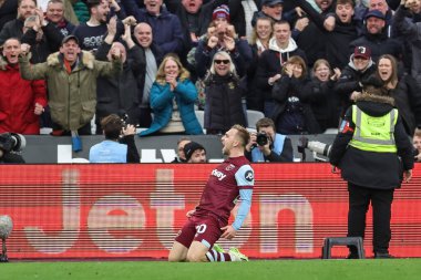 West Ham United takımından Jarrod Bowen, Premier League maçı West Ham United ile Manchester United maçında 23 Aralık 202 'de Londra' daki Londra Stadyumu 'nda 1-0 kazanma golünü kutluyor.