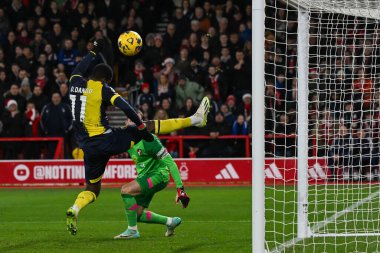 Bournemouth takımından Dango Ouattara, Nottingham Ormanı 'ndan Morgan Gibbs-White' ın attığı top ile Premier League maçında Nottingham Ormanı 'na karşı Bournemouth City Ground, Nottingham, İngiltere' de 23 Aralık 202 'de bir gol attı.