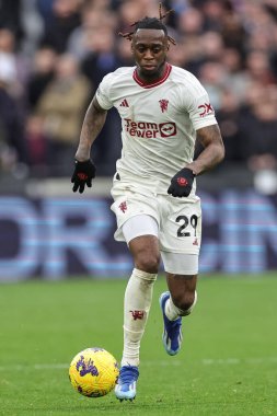 Manchester United takımından Aaron Wan-Bissaka, Premier League maçında Manchester United 'a karşı Londra Stadyumu' nda 23 Aralık 202 'de oynanan maçta topu düşürüyor.
