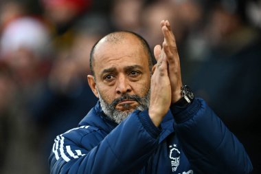 Nottingham Ormanı 'nın Nuno Esprito Santo Müdürü, Nottingham Forest' ın Bournemouth 'a karşı oynadığı Premier League maçında taraftarları alkışlıyor.