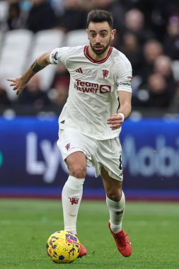 Manchester United takımından Bruno Fernandes, Premier League maçında topu Londra 'daki Manchester United' a karşı 23 Aralık 202 'de Londra Stadyumu' nda aldı.