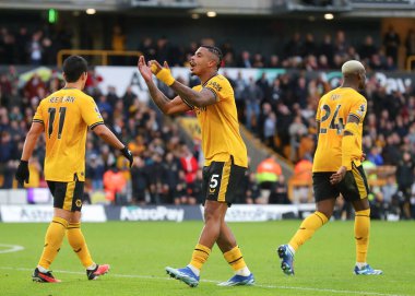 Wolverhampton Wanderers takımından Mario Lemina, Wolverhampton Wanderers ile Chelsea maçında 24 Aralık 202 'de oynanan Premier League maçında Wolverhampton Wanderers maçında Wolverhampton Wanderers' ı 2-0 yenmeyi başaran Wolverhampton Wanderers takımından Matt Doherty 'yi kutluyor.