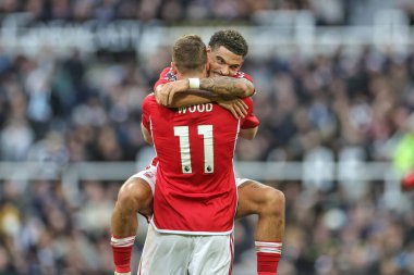 Nottingham Ormanı 'ndan Chris Wood, Premier League maçı sırasında Nottingham Ormanı' ndan Morgan Gibbs-White ile St. James 's Park, Newcastle, İngiltere, 26 Aralık 202' de oynanan Nottingham Forest maçında 1-3 'lük galibiyetini kutluyor.