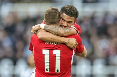 Nottingham Ormanı 'ndan Chris Wood, Premier League maçı sırasında Nottingham Ormanı' ndan Morgan Gibbs-White ile St. James 's Park, Newcastle, İngiltere, 26 Aralık 202' de oynanan Nottingham Forest maçında 1-3 'lük galibiyetini kutluyor.