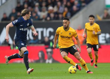 Wolverhampton Wanderers takımından Matheus Cunha, Premier League maçında, Wolverhampton Wanderers 'ın Chelsea' ye karşı, Molineux, Wolverhampton, Birleşik Krallık 'ta, 24 Aralık 202' de oynadığı maçta topu ileri attı.