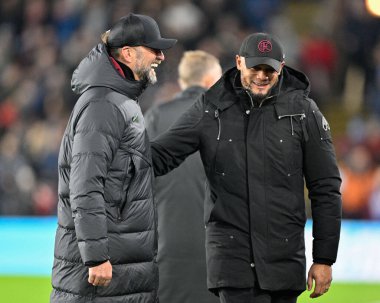 Liverpool Futbol Kulübü 'nden Jrgen Klopp ve Burnley Futbol Kulübü' nün teknik direktörü Burnley-Liverpool Premier Lig karşılaşması sırasında, 26 Aralık 2023 'te Burnley, İngiltere' nin Turf Moor şehrinde oynanan karşılaşma öncesinde birbirlerine sarılıyorlar.