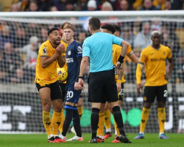 Wolverhampton Wanderers takımından Mario Lemina, Premier League maçında Wolverhampton Wanderers 'ın Chelsea' ye karşı Molineux, Wolverhampton, Birleşik Krallık 'ta 24 Aralık 202' de oynadığı maçta davasını hakem David Coote 'a taşıdı.