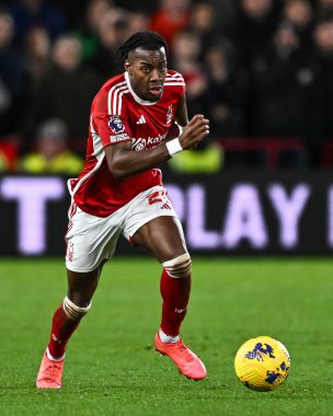 Nottingham Ormanı 'ndan Anthony Elanga Premier Lig maçında Nottingham Forest' a karşı Bournemouth City Ground, Nottingham, İngiltere 'de 23 Aralık 202' de topa vuruyor.