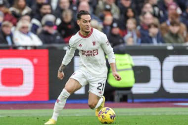 Manchester United takımından Antony, 23 Aralık 202 'de Londra Stadyumu' nda oynanan Premier League maçında Manchester United 'a karşı Manchester United maçında topa vuruyor.
