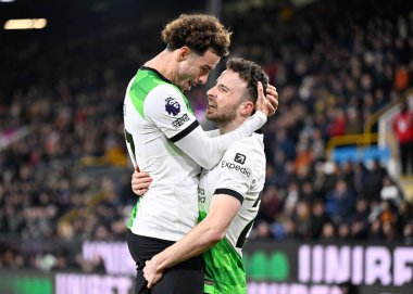 Liverpool Futbol Kulübü 'nden Diogo Jota 20, Premier Lig maçı sırasında Liverpool 17' den Curtis Jones ile Liverpool 'a 0-2 kazanma golünü kutluyor. Burnley, Liverpool' a karşı Turf Moor, Burnley, İngiltere, 26 Aralık 202