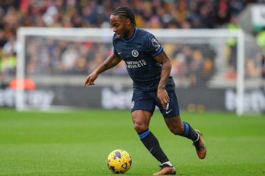 Chelsea 'den Raheem Sterling Premier Lig maçında topu attı. Wolverhampton Wanderers, Molineux, Wolverhampton, İngiltere' de Chelsea 'ye karşı, 24 Aralık 202
