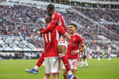 Nottingham Ormanı 'ndan Chris Wood, Premier League maçı Newcastle United ve Nottingham Ormanı maçında 26 Aralık 202' de St. James 's Park, Newcastle, İngiltere' de 1-3 kazanma hedefini kutluyor.