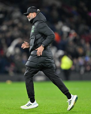 Liverpool Futbol Kulübü 'nden Jrgen Klopp, Premier Lig maçında Burnley Liverpool' a karşı 26 Aralık 2023 'te oynanan Turf Moor, Burnley, İngiltere maçında sahanın karşısında koşuyor.