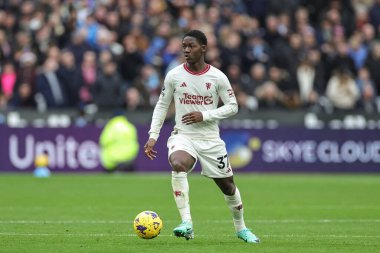 Manchester United takımından Kobbie Mainoo, Premier League maçında topla birlikte Manchester United 'a karşı Londra Stadyumu, Londra, İngiltere, 23 Aralık 202