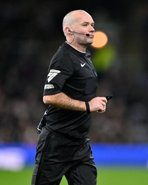Hakem Paul Tierney, Premier Lig maçı sırasında Burnley, Liverpool 'a karşı Turf Moor, Burnley, İngiltere, 26 Aralık 202