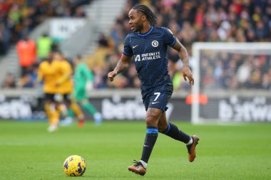 Chelsea 'den Raheem Sterling Premier Lig maçında topu attı. Wolverhampton Wanderers, Molineux, Wolverhampton, İngiltere' de Chelsea 'ye karşı, 24 Aralık 202