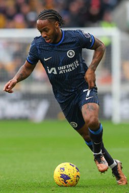 Chelsea 'den Raheem Sterling Premier Lig maçında topu attı. Wolverhampton Wanderers, Molineux, Wolverhampton, İngiltere' de Chelsea 'ye karşı, 24 Aralık 202