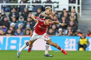 Newcastle United 'dan Bruno Guimares ve Nottingham Ormanı' ndan Morgan Gibbs-White Premier Lig maçı sırasında İngiltere 'nin Newcastle şehrindeki St. James' s Park 'ta oynanan Newcastle United - Nottingham Forest maçında top için savaştılar.