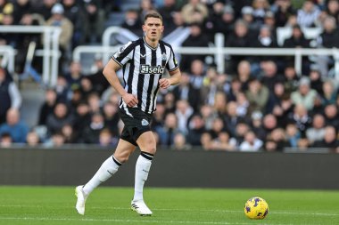 Newcastle United takımından Sven Botman, Premier League maçı sırasında topla birlikte Newcastle United ile Nottingham Ormanı 'na karşı St. James' s Park, Newcastle, Birleşik Krallık, 26 Aralık 202