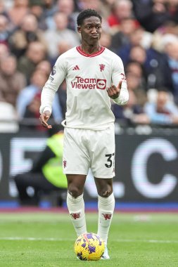 Manchester United takımından Kobbie Mainoo, 23 Aralık 202 'de Londra' da oynanan Premier League maçında Manchester United 'a karşı Manchester United maçında takım talimatlarını verdi.