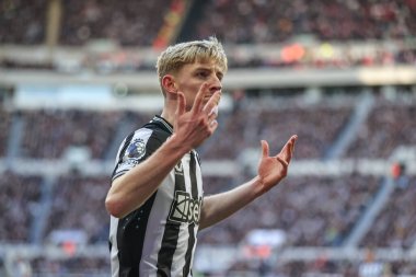 Newcastle United takımından Anthony Gordon, İngiltere 'nin Newcastle şehrinde oynanan Premier League maçında taraftarları canlandırdı. Newcastle United, Nottingham Forest' a karşı.
