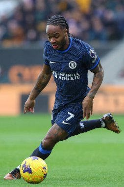 Chelsea 'den Raheem Sterling Premier Lig maçında topu attı. Wolverhampton Wanderers, Molineux, Wolverhampton, İngiltere' de Chelsea 'ye karşı, 24 Aralık 202