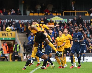 Wolverhampton Wanderers 'dan Toti Gomes, Premier League maçında Wolverhampton Wanderers' ın Chelsea 'ye karşı Molineux, Wolverhampton, Birleşik Krallık' ta 24 Aralık 202 'de oynadığı maçta Chelsea kalesine doğru topu sürüyor.