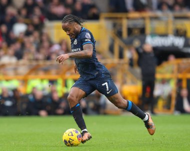 Chelsea 'den Raheem Sterling, Premier Lig maçında, Wolverhampton Wanderers, Molineux, Wolverhampton, Birleşik Krallık' ta, 24 Aralık 202 'de Chelsea' ye karşı oynadığı maçta topla öne geçti.