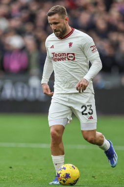 Manchester United takımından Luke Shaw, Premier Lig maçında topu aldı. West Ham United, Manchester United 'a karşı Londra Stadyumu' nda, 23 Aralık 202 'de.
