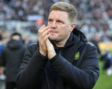 Newcastle United takımının teknik direktörü Eddie Howe, Premier League maçında Newcastle United ve Nottingham Forest maçını 26 Aralık 202 'de St. James' s Park, Newcastle 'da alkışlıyor.