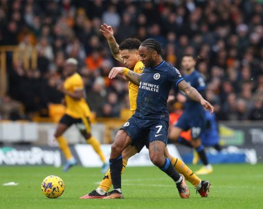 Chelsea 'den Raheem Sterling, Wolverhampton Wanderers' dan Joo Gomes ile Premier League karşılaşmasında Wolverhampton Wanderers, Chelsea 'ye karşı Molineux, Wolverhampton, Birleşik Krallık, 24 Aralık 2023' te oynanan karşılaşmada mücadele etti.