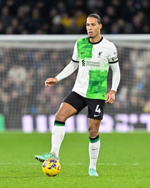 Liverpool Futbol Kulübü 'nden Virgil van Dijk # 4 Premier Lig maçı sırasında Burnley, Burnley, Burnley, İngiltere' de Liverpool maçında pas arıyor.
