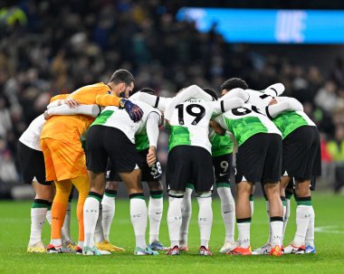 Liverpool takımı, 26 Aralık 202 'de Burnley' nin Liverpool 'a karşı oynadığı Turf Moor, Burnley' de oynanan Premier Lig maçında başlama vuruşunun önünde toplandı.