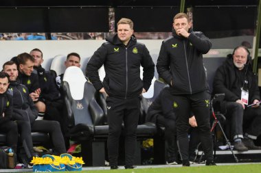 Newcastle United 'ın iltica eden teknik direktörü Eddie Howe, Premier League maçı Newcastle United - Nottingham Forest maçında 26 Aralık 202' de St. James 's Park, Newcastle, İngiltere' de yaptığı maçta 1-3 'lük yan takibe bakıyor.
