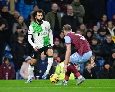 Liverpool Futbol Kulübü 'nden Mohamed Salah # 11 Premier Lig maçında Burnley Liverpool' a karşı Turf Moor, Burnley, İngiltere 'de 26 Aralık 202' de oynanan karşılaşmada topu kutuya doğru sürüyor.