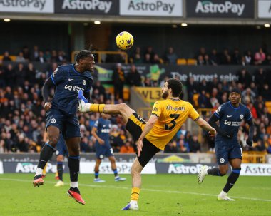 Chelsea 'den Axel Disasi, Premier Lig karşılaşmasında Wolverhampton Wanderers' a karşı Molineux, Wolverhampton, İngiltere 'de 24 Aralık 202' de oynanan maçta topu açık farkla önde götürüyor.