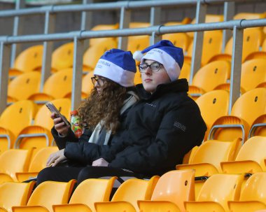 Chelsea taraftarları, 24 Aralık 202 'de Molineux, Wolverhampton, Birleşik Krallık' ta oynanan Premier League maçında Noel Baba şapkalı Wolverhampton Wanderers ve Chelsea maçında tribünlerde oturuyorlar.