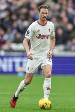 Manchester United takımından Jonny Evans, Premier League maçında topla birlikte, West Ham United ile Manchester United, Londra Stadyumu 'nda, 23 Aralık 202' de karşı karşıya geldi.