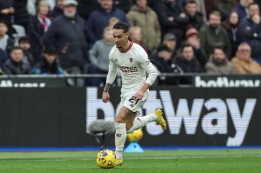 Manchester United takımından Antony, 23 Aralık 202 'de Londra Stadyumu' nda oynanan Premier League maçında Manchester United 'a karşı Manchester United maçında topa vuruyor.