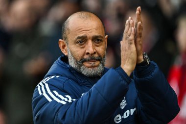 Nottingham Ormanı 'nın Nuno Esprito Santo Müdürü, İngiltere' nin Nottingham şehrinde 23 Aralık 2023 'te oynanan Premier League maçından önce taraftarları alkışlıyor.