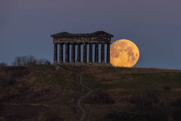 People Look Full Cold Moon Sets Penshaw Monument Washington Houghton — Stock Photo, Image
