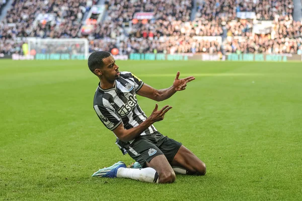 Newcastle United 'tan Alexander Isak, Premier League maçı Newcastle United ve Nottingham Forest maçında 26 Aralık 202' de St. James 's Park, Newcastle, İngiltere' de 1-0 kazanma hedefini kutluyor.