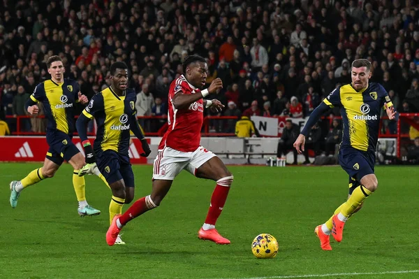 Nottingham Ormanı 'ndan Anthony Elanga Premier Lig maçında Nottingham Forest' a karşı Bournemouth City Ground, Nottingham, İngiltere 'de 23 Aralık 202' de topa vuruyor.