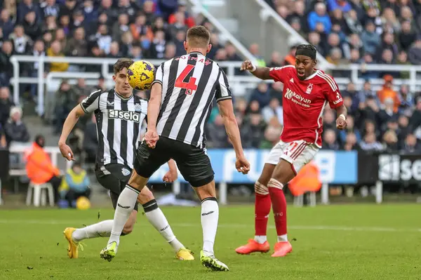 Newcastle United takımından Sven Botman, Premier League maçı sırasında Nottingham Ormanı 'ndan Anthony Elanga' nın attığı şutu 26 Aralık 202 'de St. James' s Park, Newcastle 'da Newcastle Forest' a karşı Newcastle maçında blokladı.