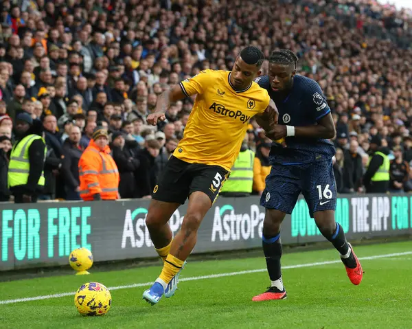 Wolverhampton Wanderers 'dan Mario Lemina ve Chelsea' den Lesley Ugochukwu Premier Lig karşılaşmasında Wolverhampton Wanderers 'a karşı Molineux, Wolverhampton, İngiltere, 24 Aralık 202