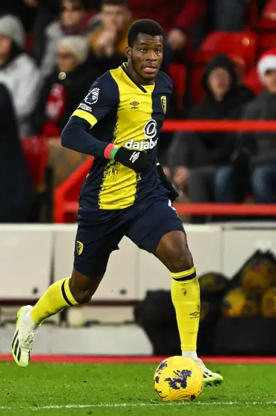 Bournemouth 'dan Dango Ouattara, Premier Lig maçı sırasında Nottingham Forest' a karşı Bournemouth City Ground, Nottingham, İngiltere 'de 23 Aralık 202' de topa vuruyor.
