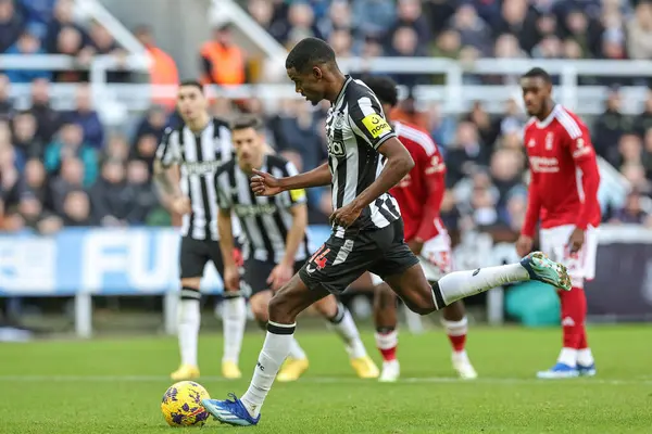 Newcastle United 'tan Alexander Isak, Premier League maçı Newcastle United ve Nottingham Forest maçında 26 Aralık 202' de St. James 's Park, Newcastle, İngiltere' de 1-0 öne geçerek penaltı aldı.